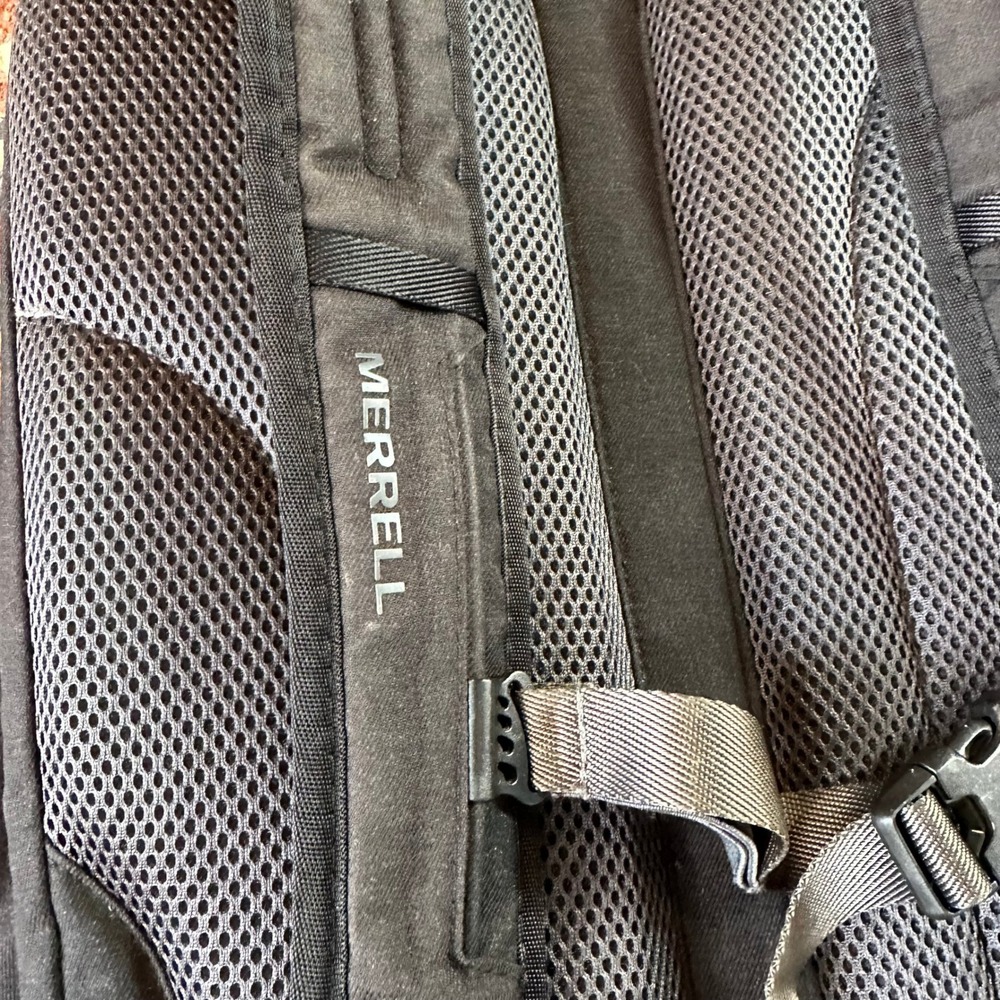Merrell Black Hiking Backpack Laptop Travel Bag Sternum Strap Multi Pocket - Picture 6 of 8